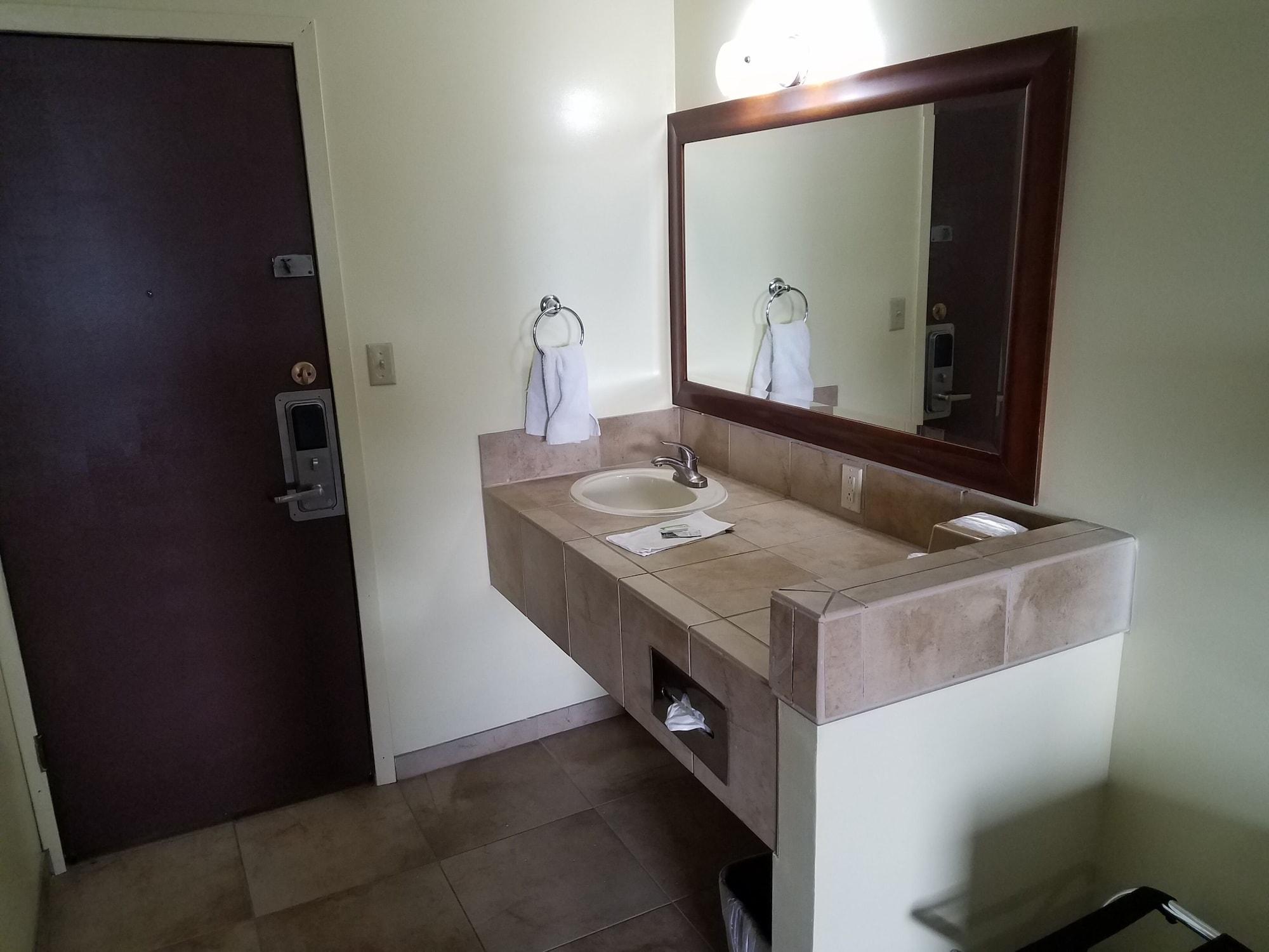 Western Inn South Карні Екстер'єр фото
