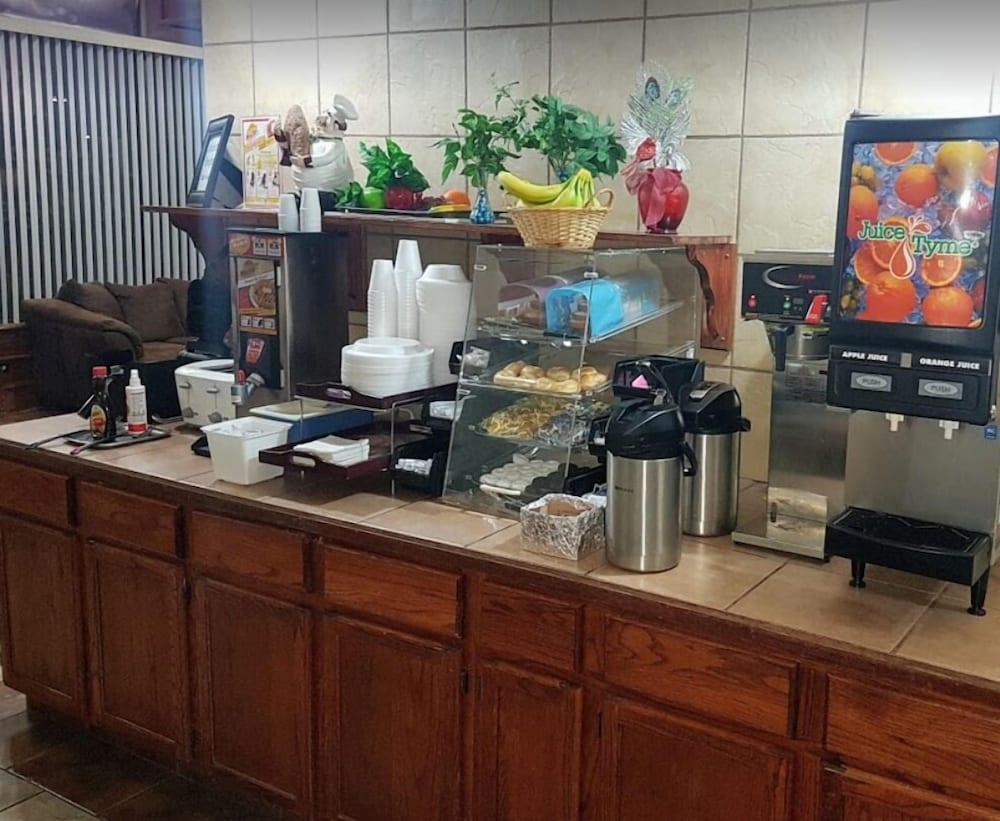 Western Inn South Карні Екстер'єр фото