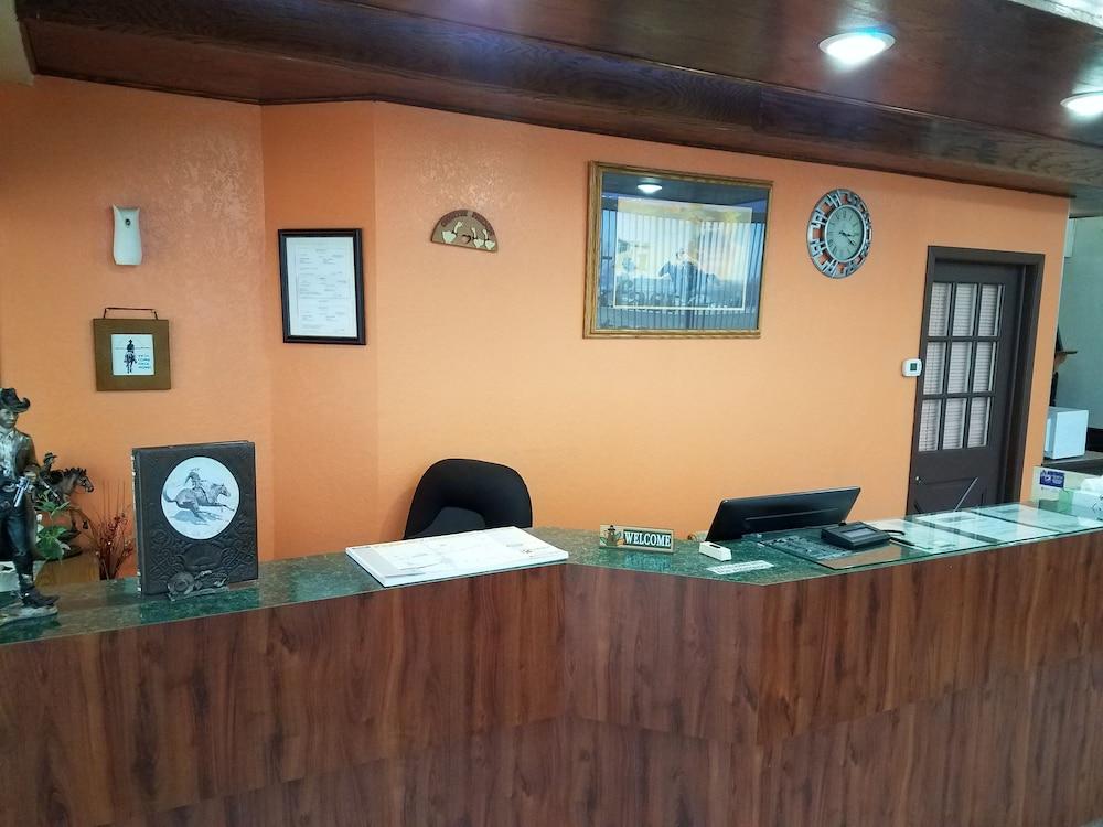 Western Inn South Карні Екстер'єр фото
