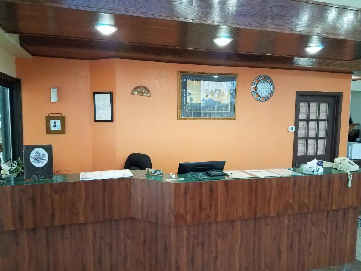 Western Inn South Карні Екстер'єр фото